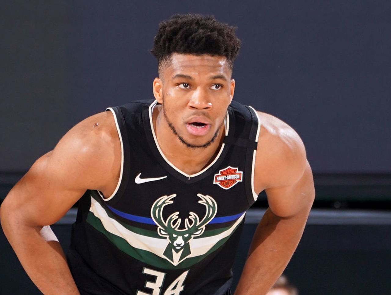 给予一名高 给予一名高